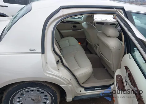 2000 Lincoln Town Car Cartier z USA, uszkodzony, nr VIN 1LNHM83W3YY935947